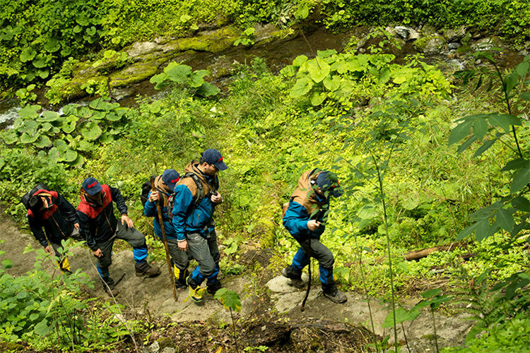 Outdoor Adventure Essential Self-help Manual