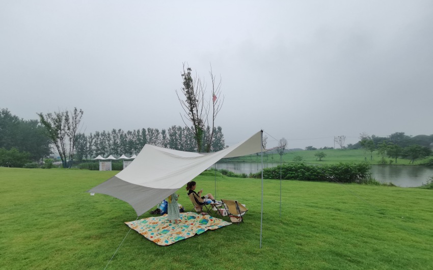 Yksin camping, kuinka rakentaa katos yksin?